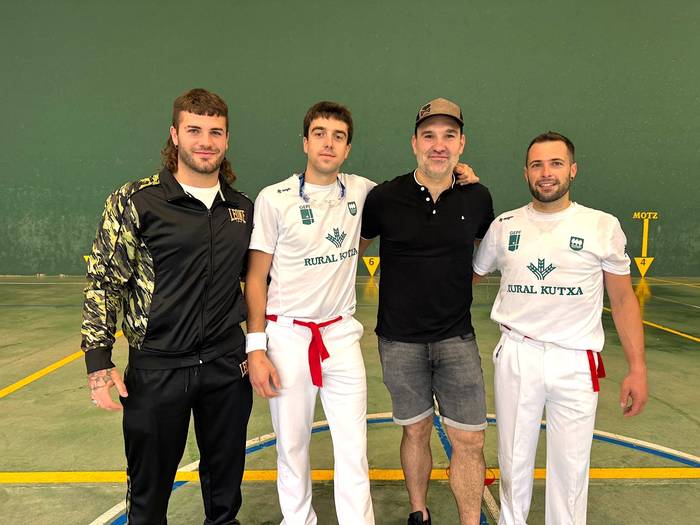Gipuzkoako Herriarteko Gomazko Paletako final-laurdenak, domekan, Araneko frontoian