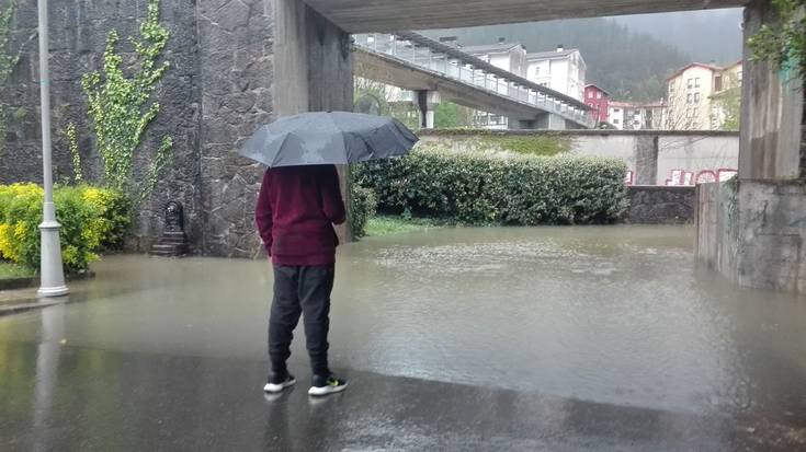 Ura irten da bere bidetik Mendaron, Abarketeroneko parean