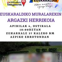 Euskaraldiko muralarekin argazki herrikoia