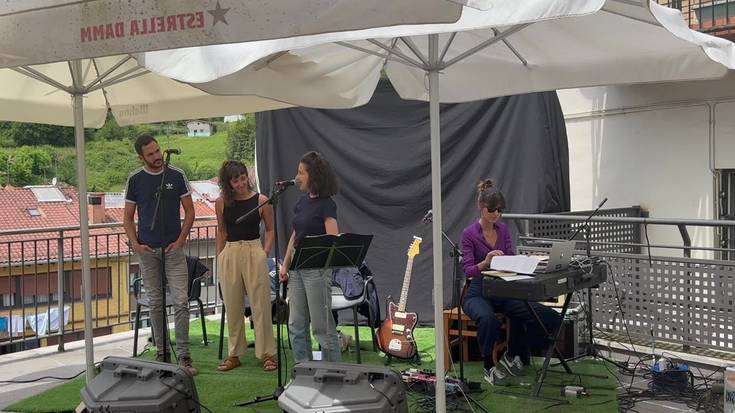 Denboran atzera egin zuten literaturaren eta bertsoen bidez