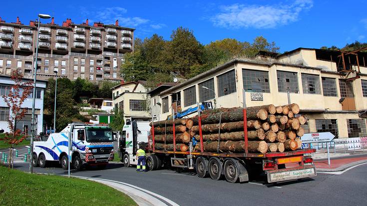 Matxuratutako kamioi batek hiru bat orduan oztopatu du Maalako biribilgunerako sarrera