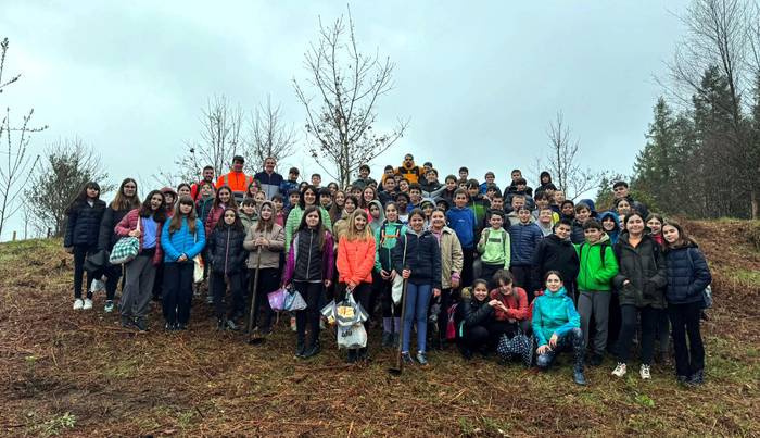 Ikasleek zuhaitzak landatu dituzte Idotorben