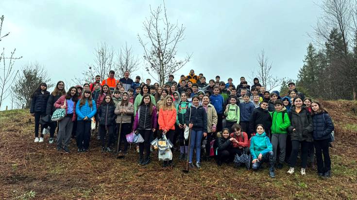 Ikasleek zuhaitzak landatu dituzte Idotorben