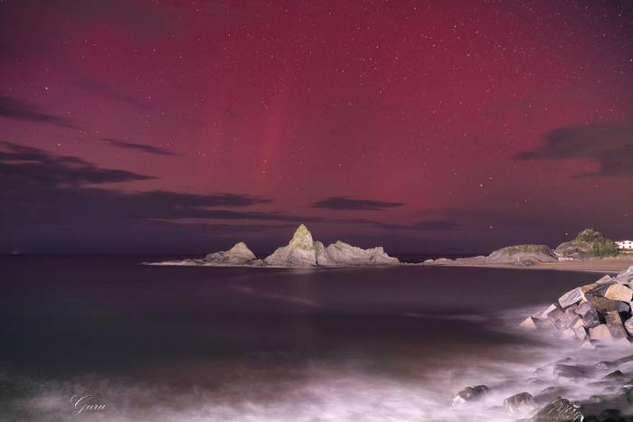 Aurora borealari argazki ikusgarriak atera dizkio Gurutze Ariznabarretak Saturrararen eta Ondarbeltzen