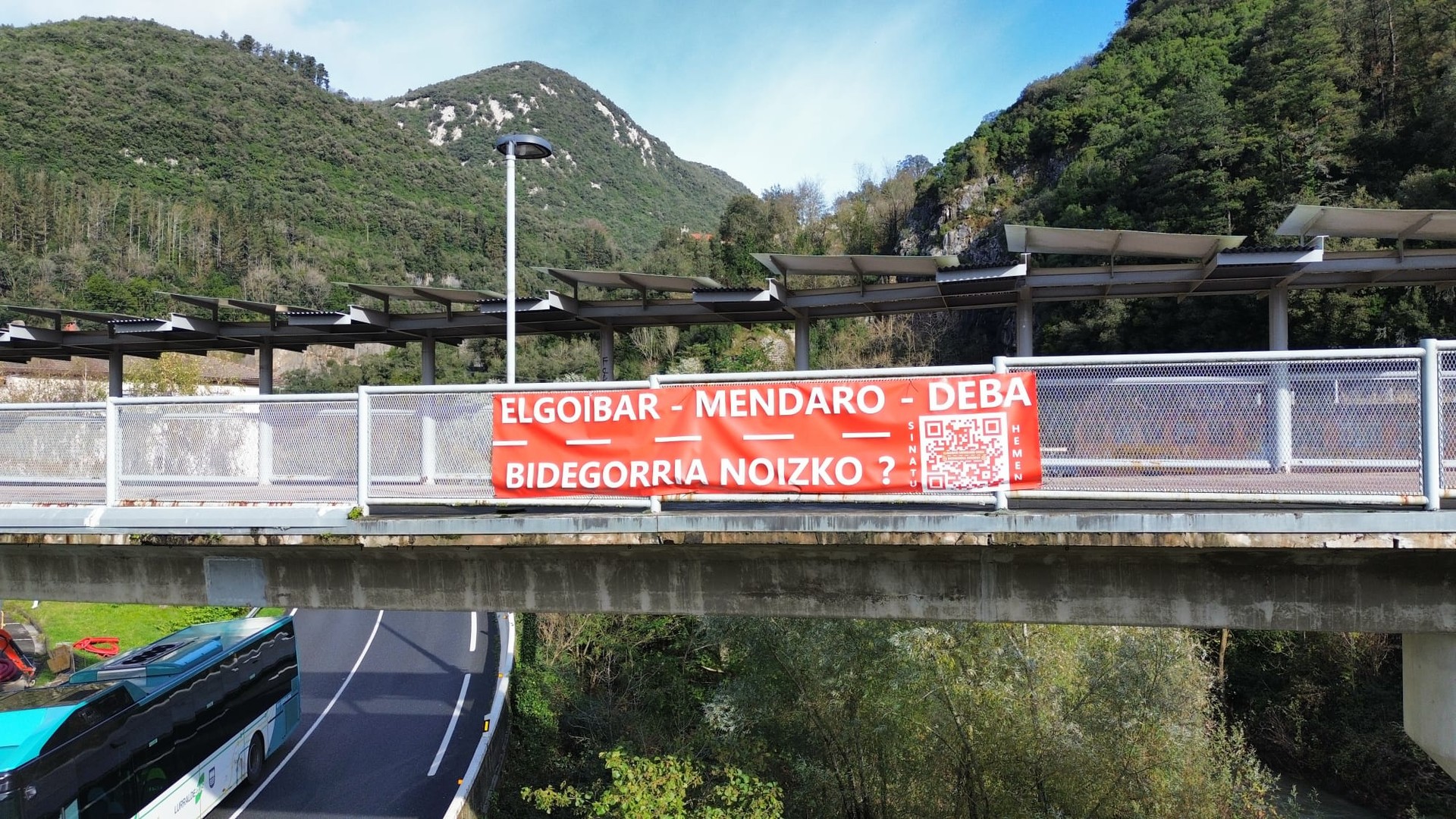 Milatik gora sinadura bildu dituzte bidegorriaren aldeko herri ekimenekoek