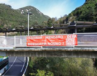 Milatik gora sinadura bildu dituzte bidegorriaren aldeko herri ekimenekoek