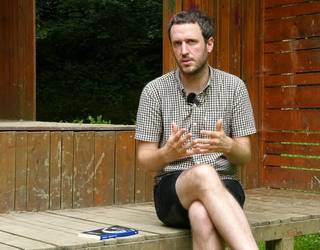 Jon Urzelai: "Kultura zentratzen da geroz eta gehiago hiriburu handietan, ekitaldi handietan, areto handietan, izar gutxirekin… eta horrek jende asko uzten du kanpoan"