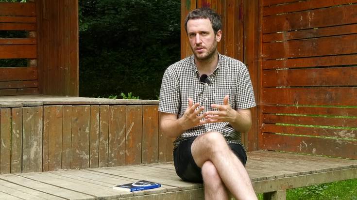 Jon Urzelai: "Kultura zentratzen da geroz eta gehiago hiriburu handietan, ekitaldi handietan, areto handietan, izar gutxirekin… eta horrek jende asko uzten du kanpoan"