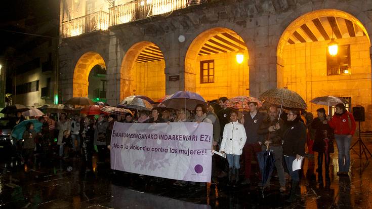 Emakumeenganako indarkeriaren desagertzeko eskatu dute hainbat herritarrek Elgoibarren eta Mendaron