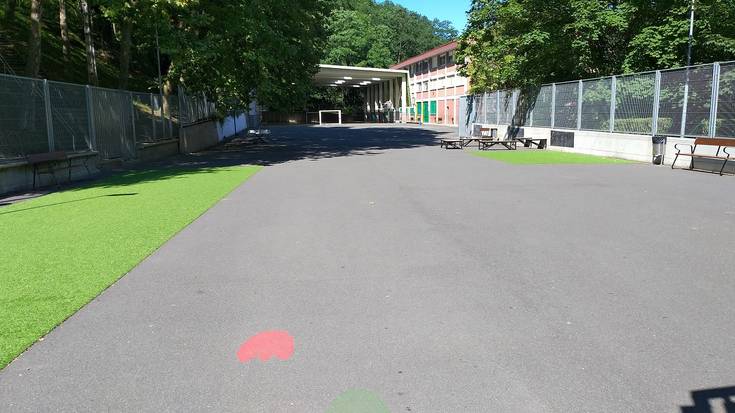 Jolastokiko lurra eta komunak berrituko dituzte Herri Eskolan eta haurreskolan