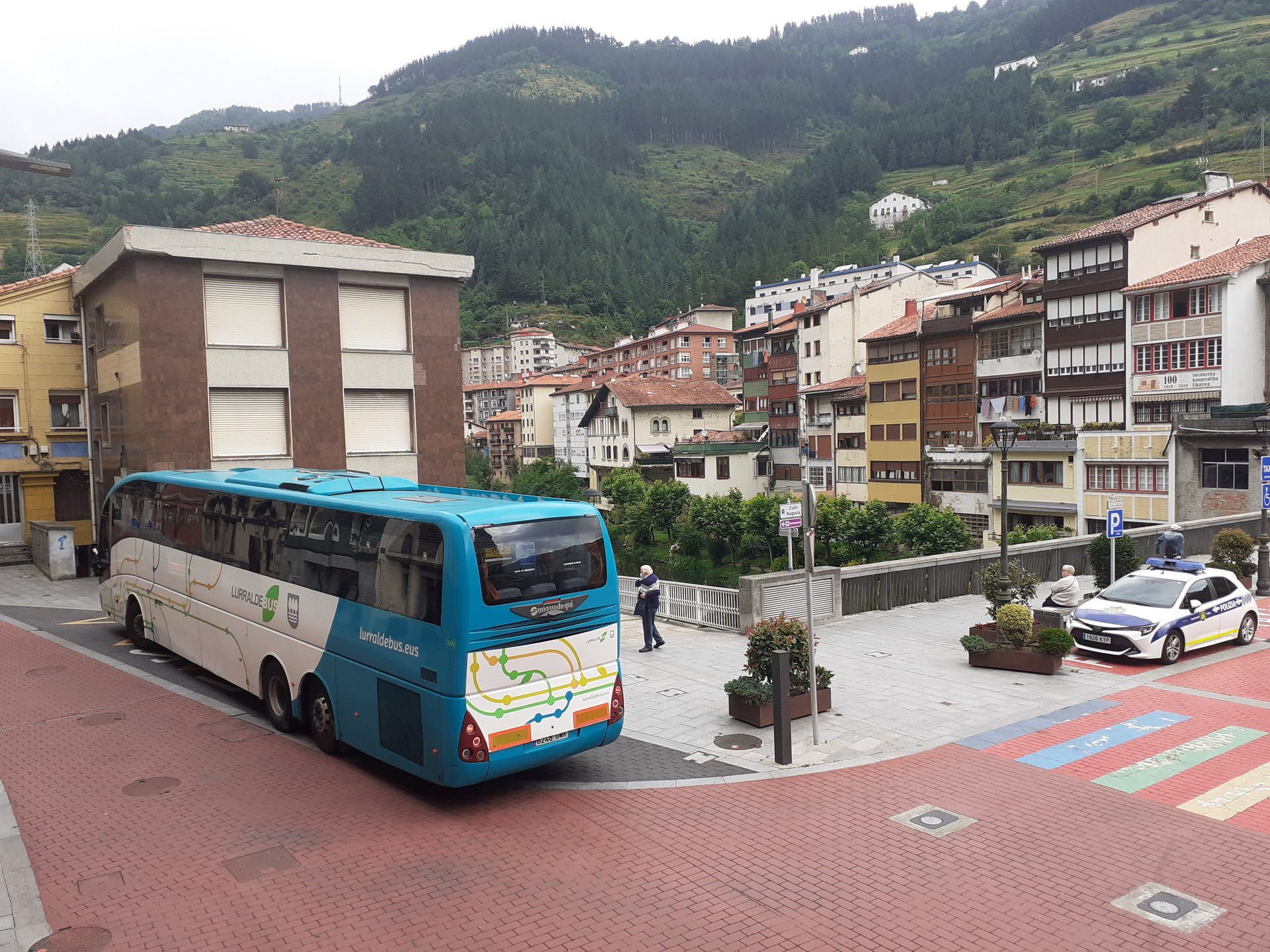 Kexa: Lurraldebusek geltokian autobusik gabe laga zituela salatu dute bi herritarrek