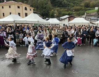 Euria egin arren, jendetza batu da Gaztañerre Azokan