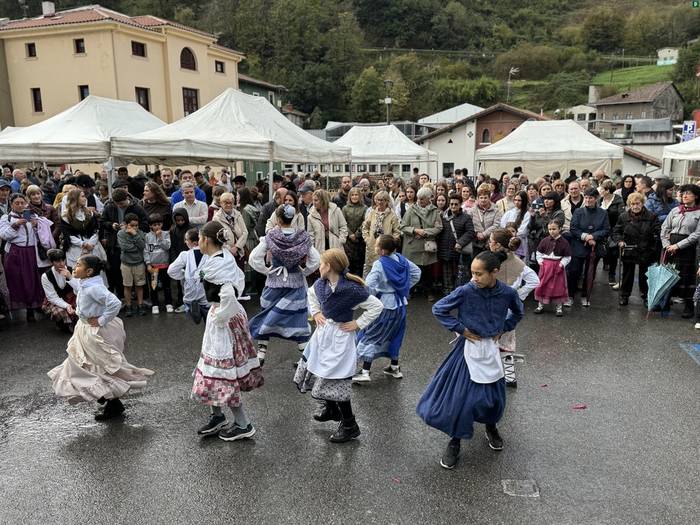 Euria egin arren, jendetza batu da Gaztañerre Azokan