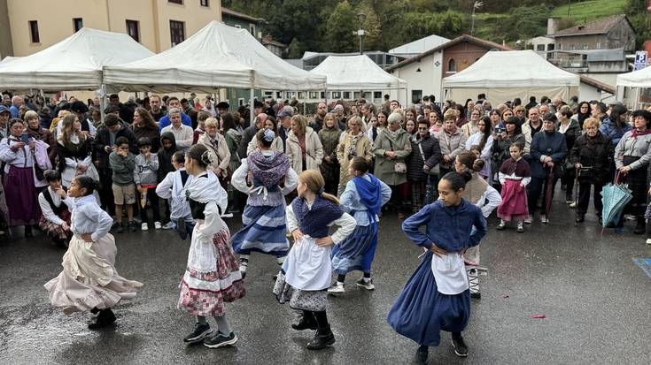 Euria egin arren, jendetza batu da Gaztañerre Azokan
