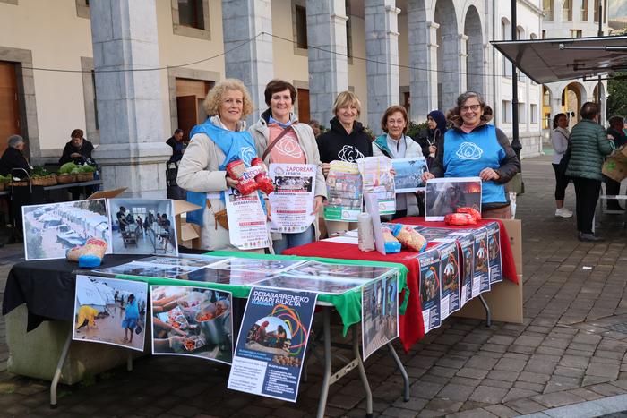 Lesbosko kanpalekuetarako garbantzuak batuko dituzte gaur Eguenetako Azokan