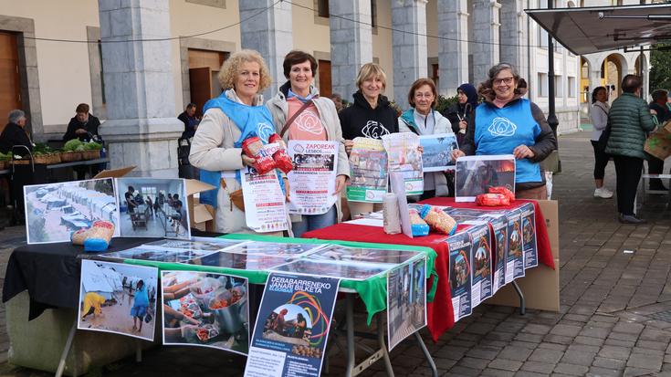 Lesbosko kanpalekuetarako garbantzuak batuko dituzte gaur eguenetako azokan