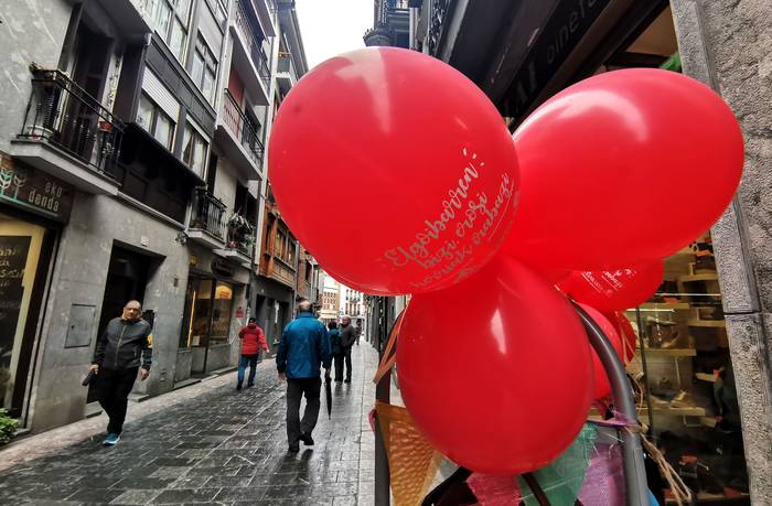 Txankakuako merkatariek produktuak kalera aterako dituzte eguenetik zapatura bitartean