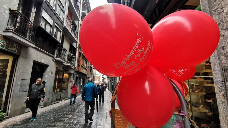 Txankakuako merkatariek produktuak kalera aterako dituzte eguenetik zapatura bitartean