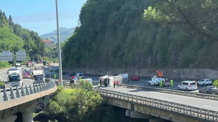 Bost foruzain hil dira Elgoibarren, AP8an izandako istripu larrian