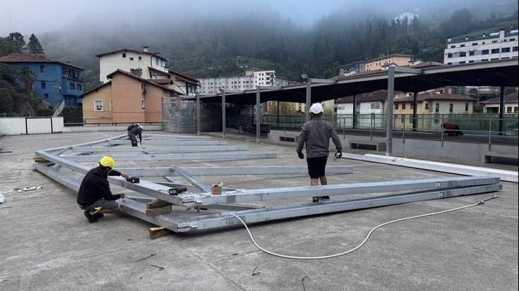 Egitura muntatu eta osorik jarriko dute padel pistaren gainean