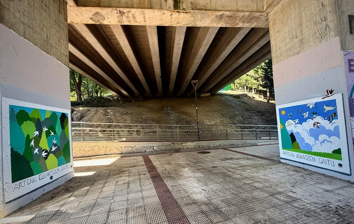 Egur arte tailerrekoen horma irudiak, autopistako zubipea dotoretzeko