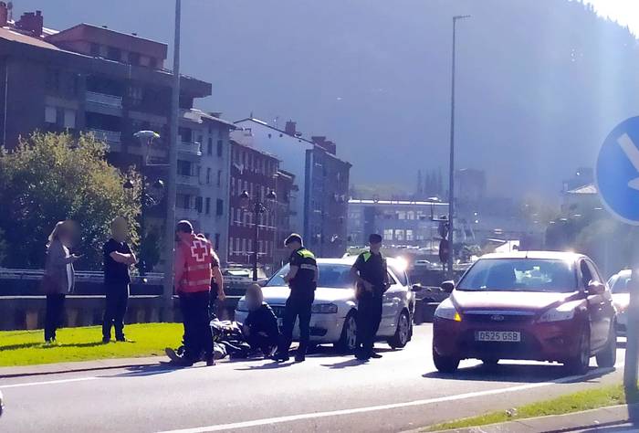 Motor baten eta auto baten arteko istripua gertatu da Txankakoako biribilgunean