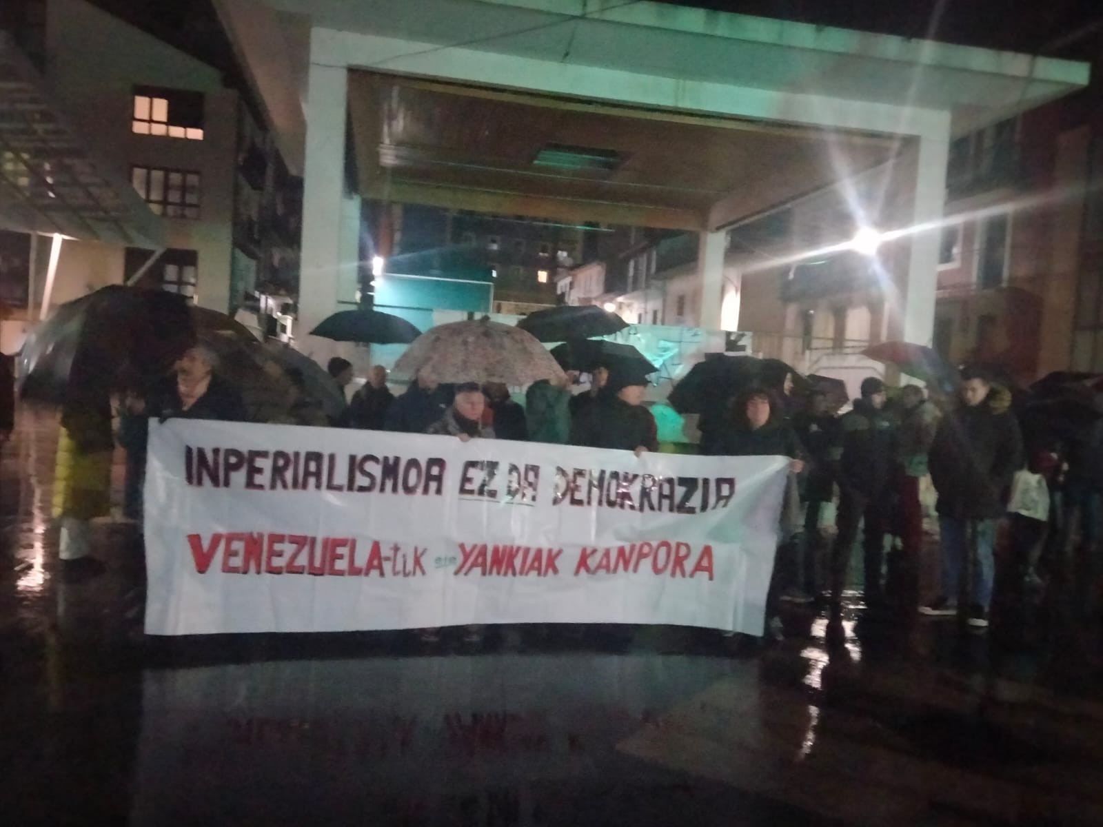AEBk Venezuelan egin duen esku-hartze militarra salatu zuten ermuarrek