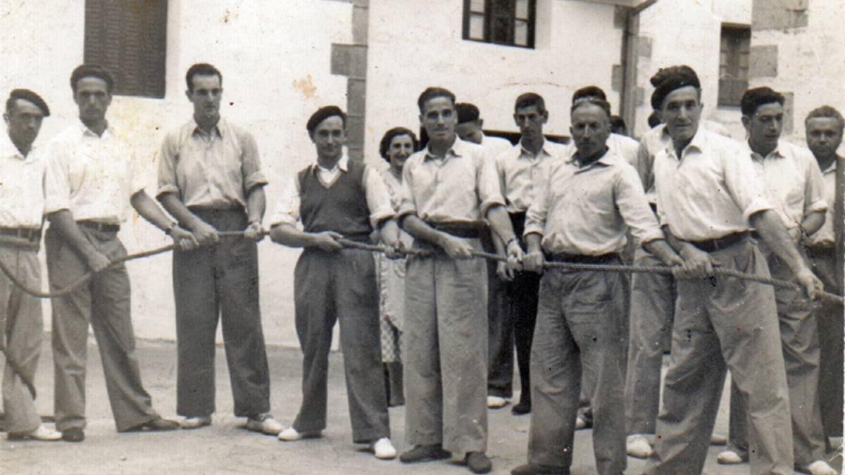 Mendaroko Azpilgoeta auzoko plazan sokatiran