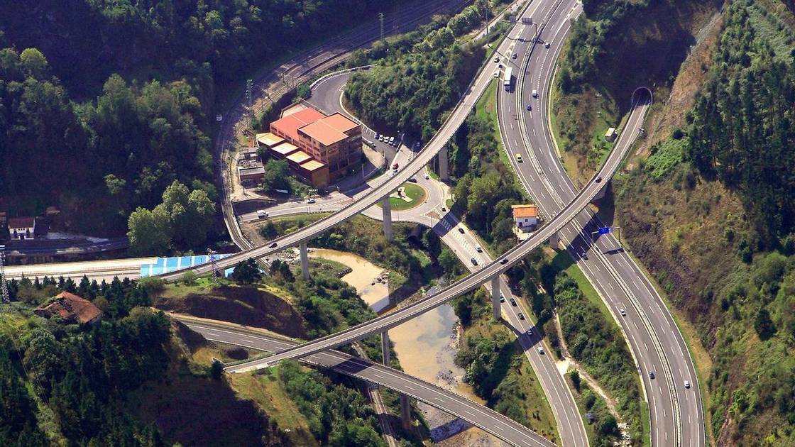 Ap-1 eta AP-8 Bilboko noranzkoan lotzen dituen irteera itxi egingo dute bihar gauean garbiketa lanak egiteko