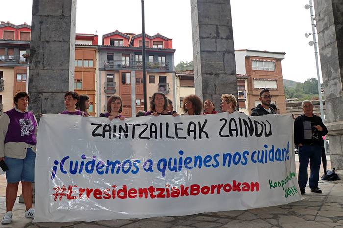 San Lazaro egoitzakoen protesta agintarien aurrean