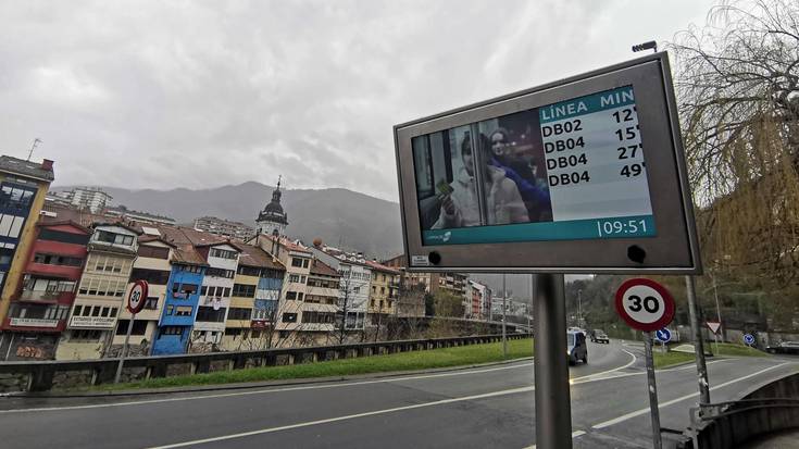 Martxan daude autobus geltokietan ipini dituzten panel digitalak