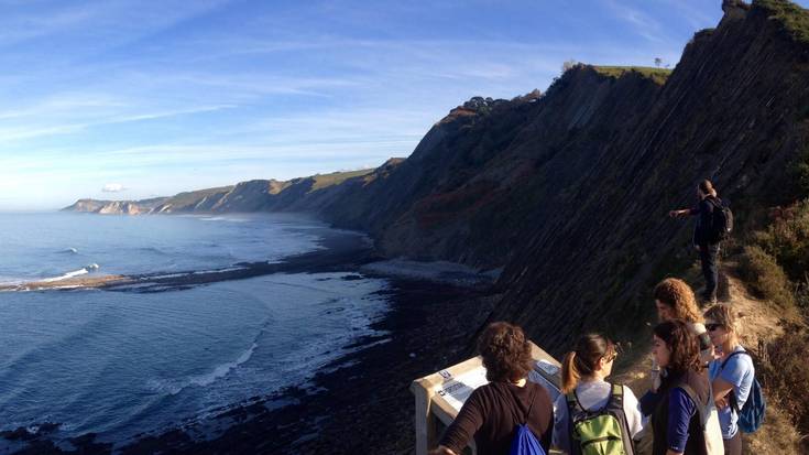 Udalak Deba-Zumaia biotopo babestuko arauen berri eman du panelen bidez