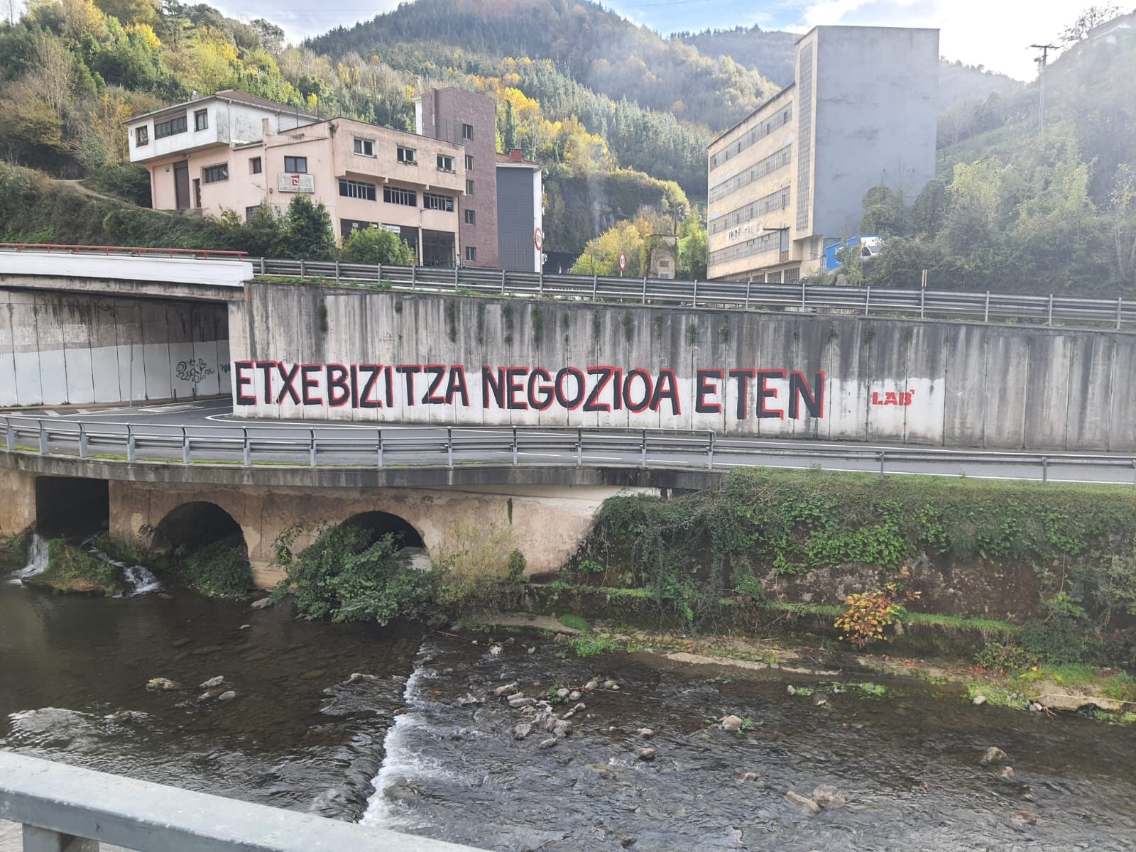 Herri sarrerako pintadari eta Mesedeetako egoitzako argindar sorgailuari buruz galdegin zuen Soraluzeko EAJ-PNVk osokoan