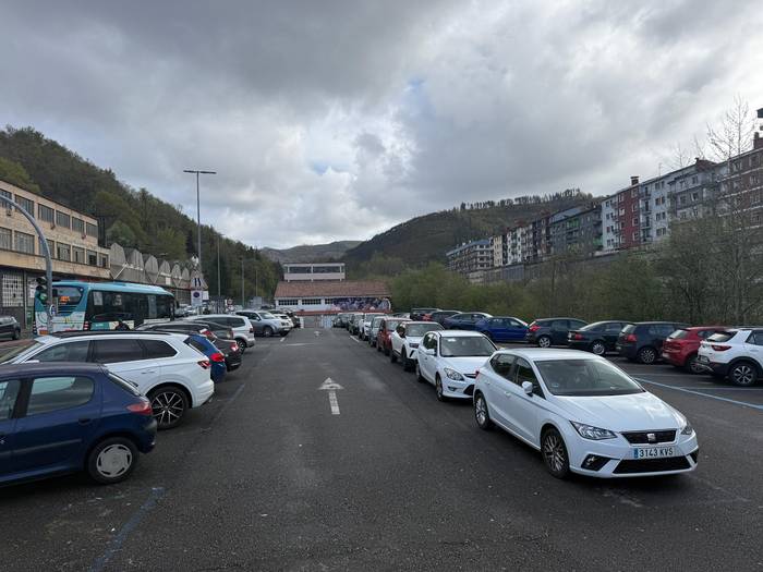 Espazio publikoaren erabilera pribatuaz: Guass aparkalekuaren kasua