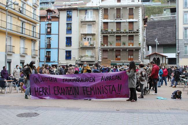 Manifestazioa egingo da gaur arratsaldean, Deba-Itziarko Talde Feministak deituta