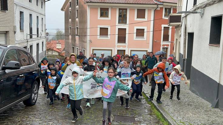 Haurrek ere gogoz egin dute korrika Itziarren