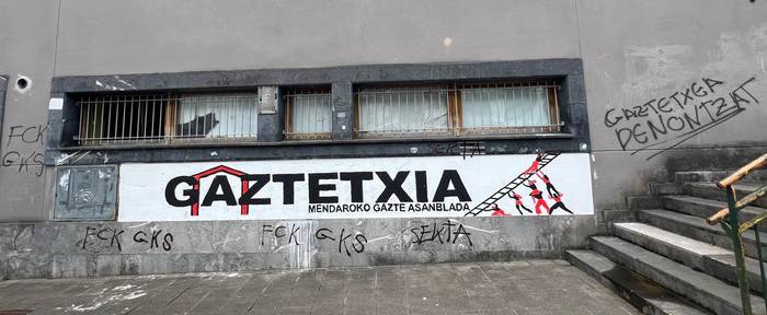 Gaztetxean eta inguruko hormetan egin dituzten pintaketak gaitzetsi ditu Mendaroko Gazte Asanbladak