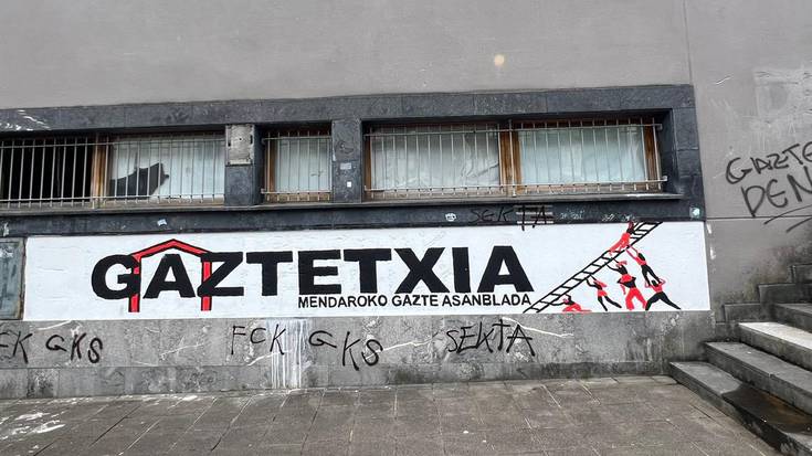 Gaztetxean eta inguruko hormetan egin dituzten pintaketak gaitzetsi ditu Mendaroko Gazte Asanbladak