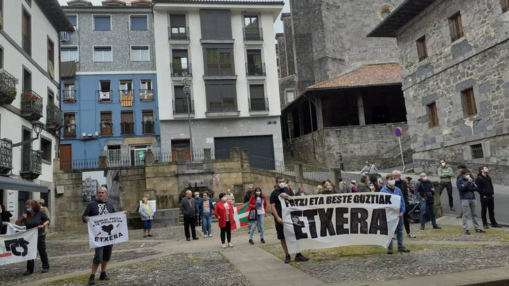 "Euskal presoen eskubideen urraketa" salatu zuten domekan plazan
