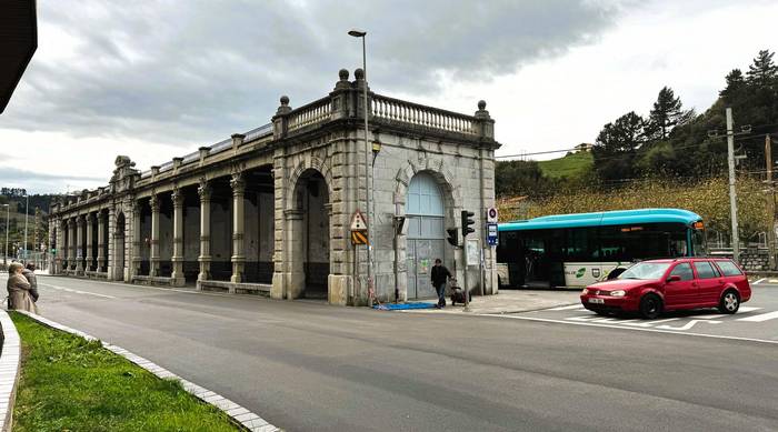 Aste honetan abiatu dituzte Pasealeku Estalia berritzeko lanak