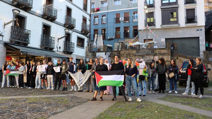 Irakasleak, ikasleak eta gurasoak batera Palestinaren alde
