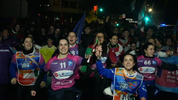 Ehunka ermuar elkartu dira Korrikari ongietorria emateko