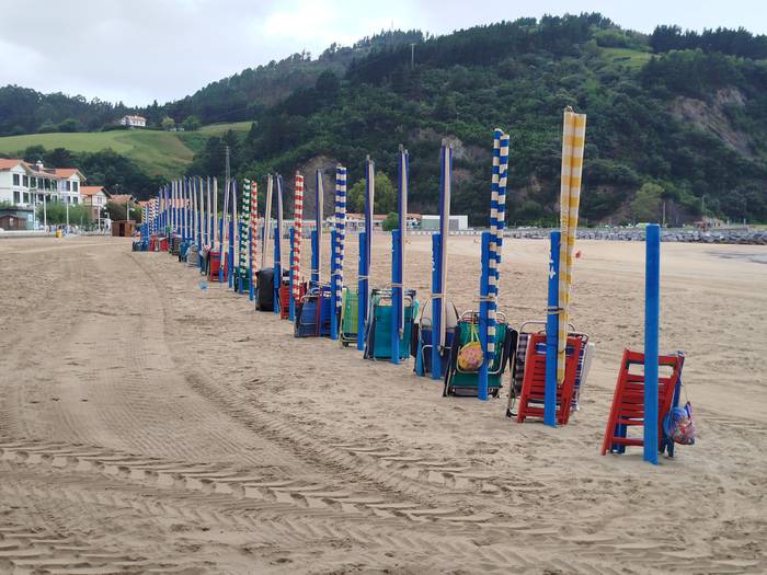 Debako Udalak hondartzan toldoak, aulkiak gordetzeko zerbitzua eta aldagelak kudeatzeko lizitazioa abiatu du