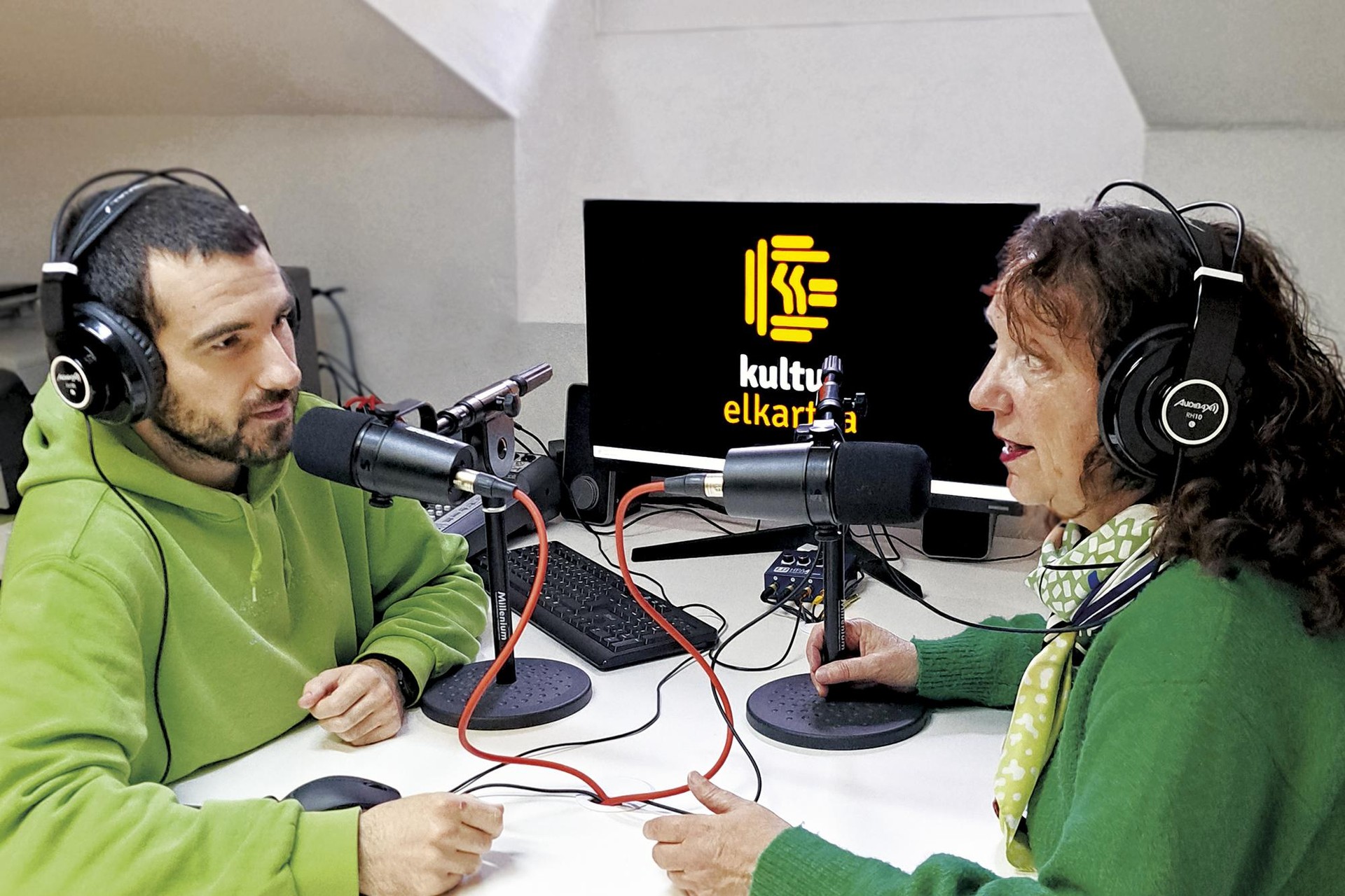Okerkale Irratia: “Helburua podcastak grabatzeko espazio bat sortzea izan da, gogoa duenak eskuragarri izan dezan”