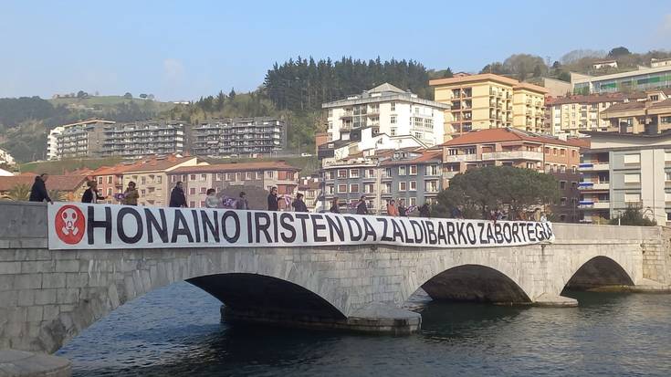 Zaldibarko zabortegiko kutsadura itsasoraino iristen dela salatu dute Deban