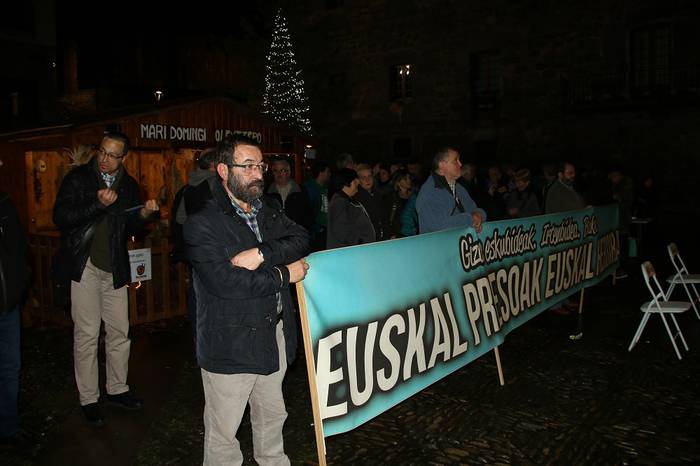 Euskal presoen eskubideen alde elkarretaratzea egin zuten atzo, barikua
