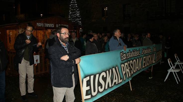 Euskal presoen eskubideen alde elkarretaratzea egin zuten atzo, barikua