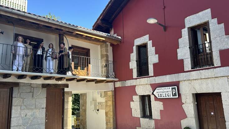 Pedrosa sailburua Itziarko eskola berrian izan da bisitan
