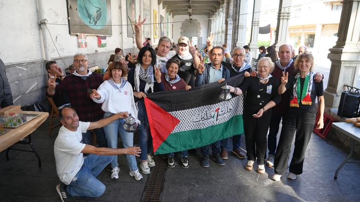 Debako herritarrek elkartasun eta maitasun mezua helarazi diote beste behin ere Palestinari