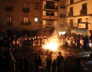 Gaur gauean sua piztuko dute plazan, udari ongi etorria emateko